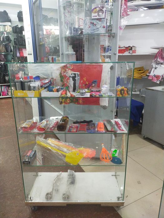 Продам стеклянные ветрины о цене договоримся