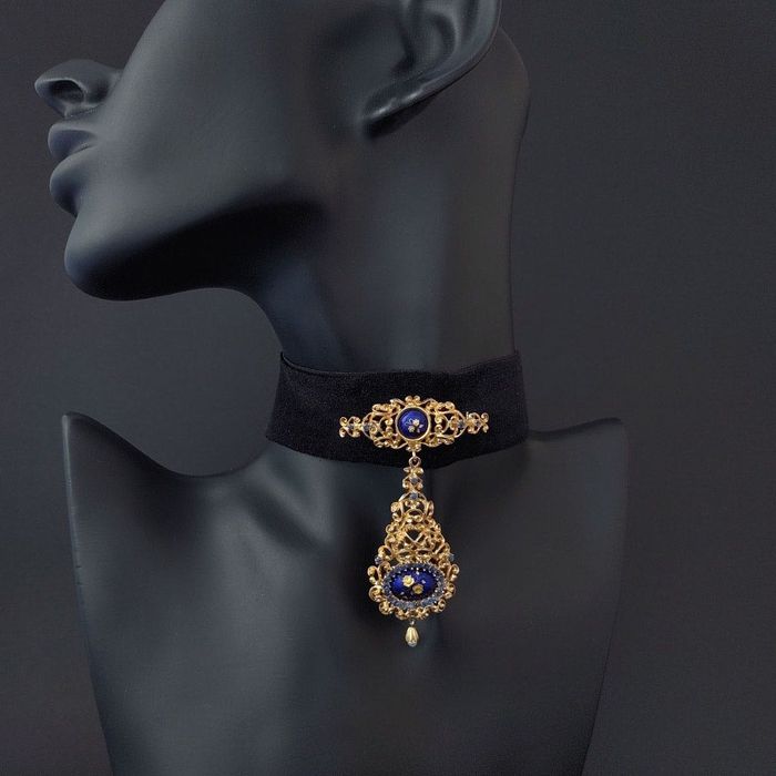 brosa antique, aur 18k, safire si email, certif.