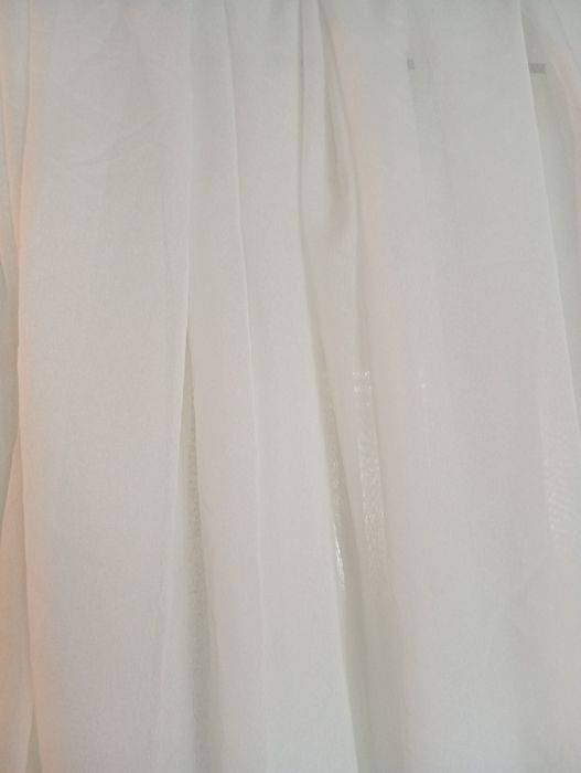 Тънко бяло перде