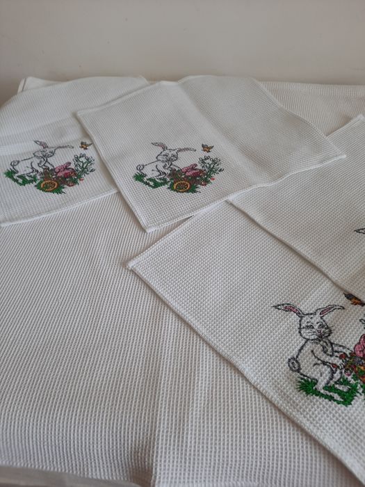 Frumoasa fața de masa din bumbac cu servetele