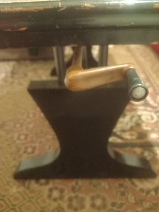 Masă cu sistem de ridicare și coborare