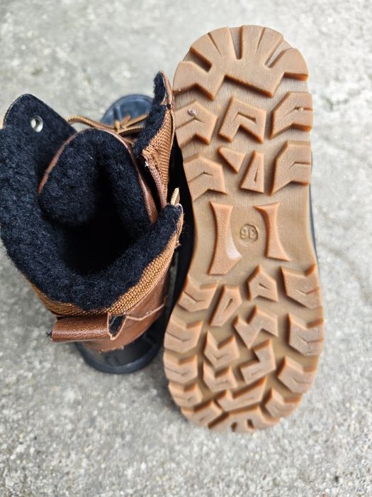 Топли боти за момче LC Waikiki. 
Обувани 4-5 пъти, неразличими от нови