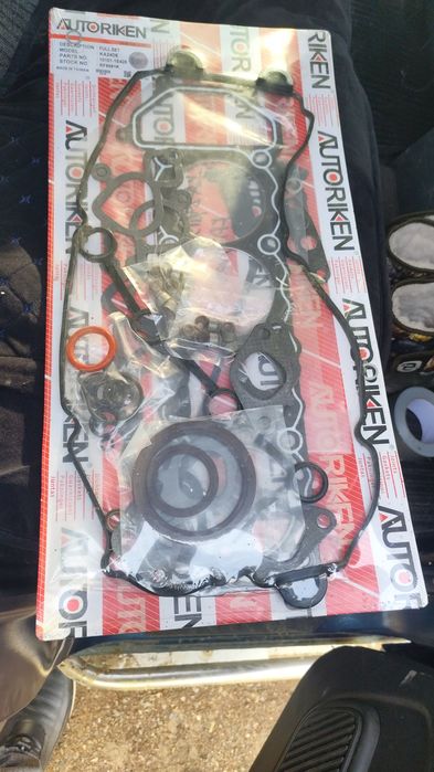 Прокладки на двигатель.