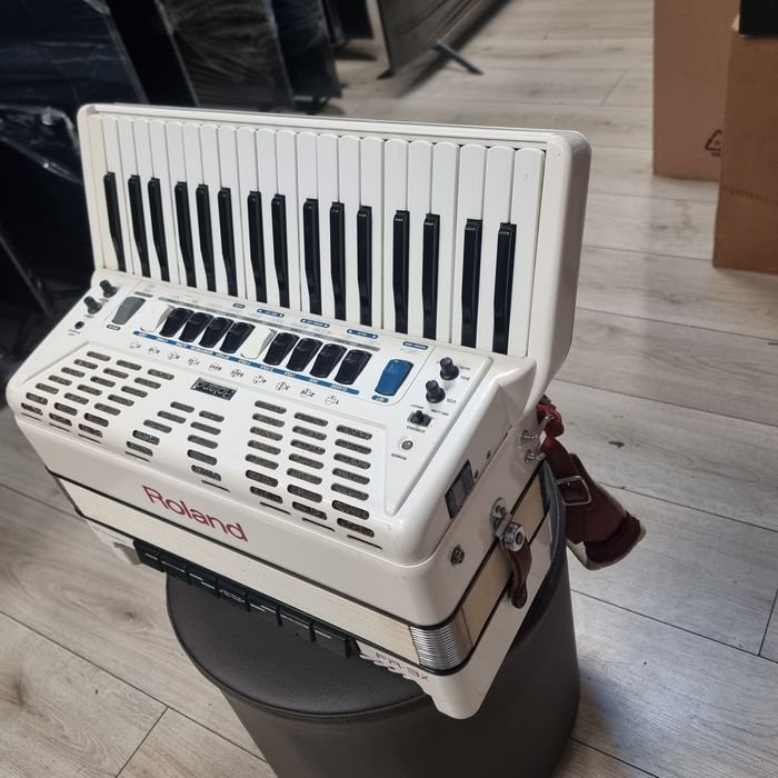 Amanet F28: Acordeon Electronic Roland FR3x Alb