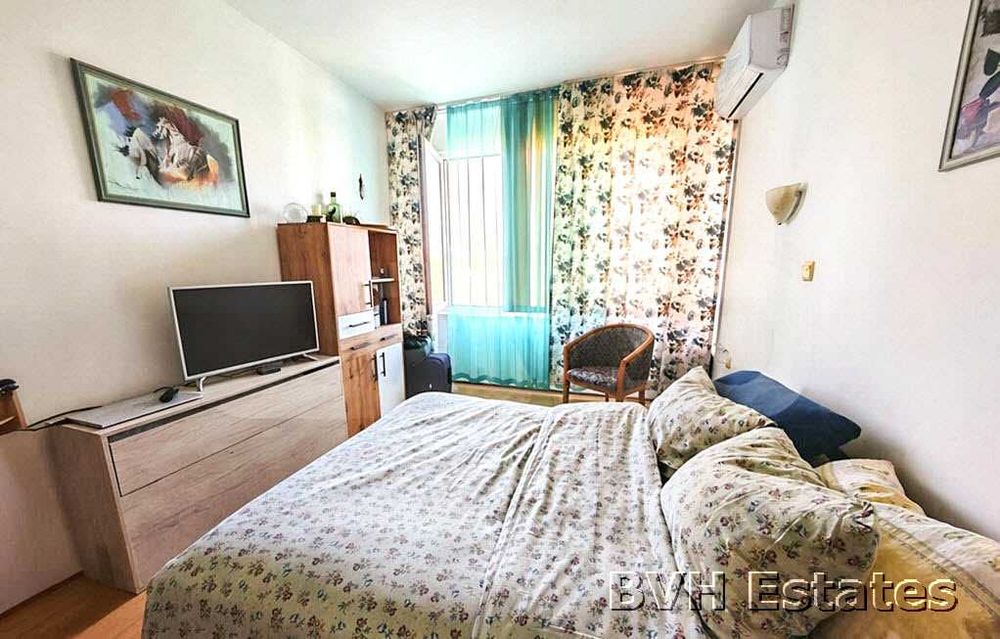 Просторен двустаен апартамент с тераса и басейн в Галата, Варна