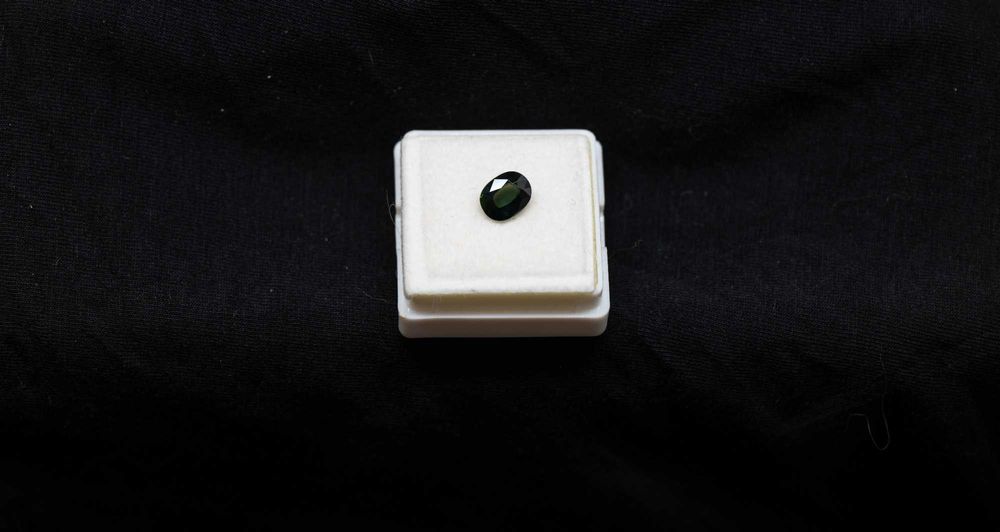 Натурален 1.32кт синьо-зелен Сапфир с IF чистота