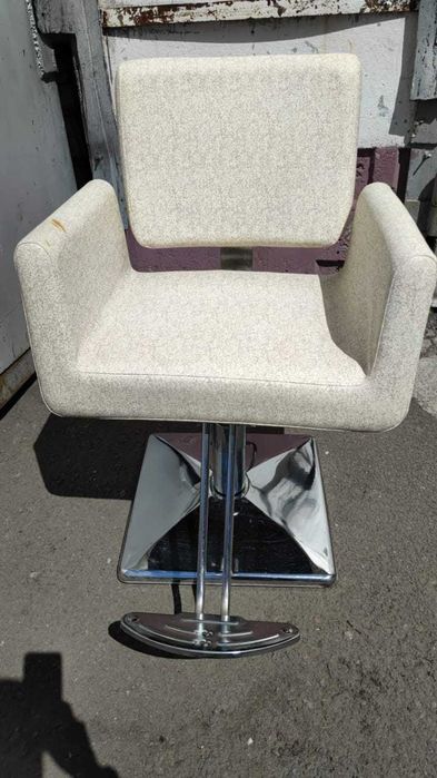 Продаю кресло парикмахера