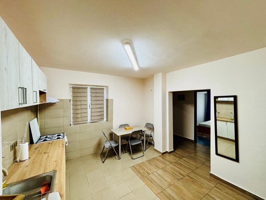 De inchiriat 3 camere, utilat-mobilat complet.