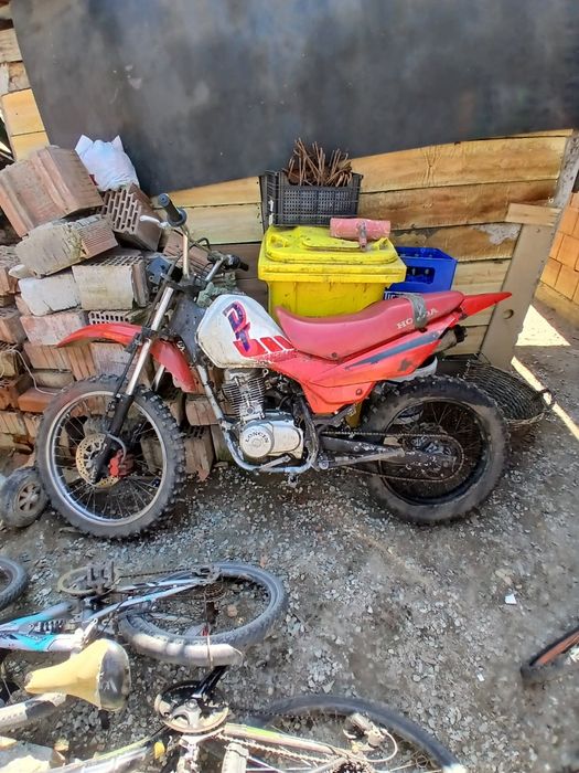 Vând atv de 250 răcire pe apă si un cross de 150 pe un atv de 350 400