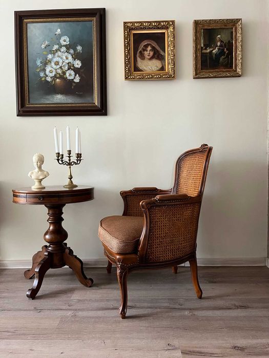 Антикварно кресло в стил Луи XV, изработено с ратан