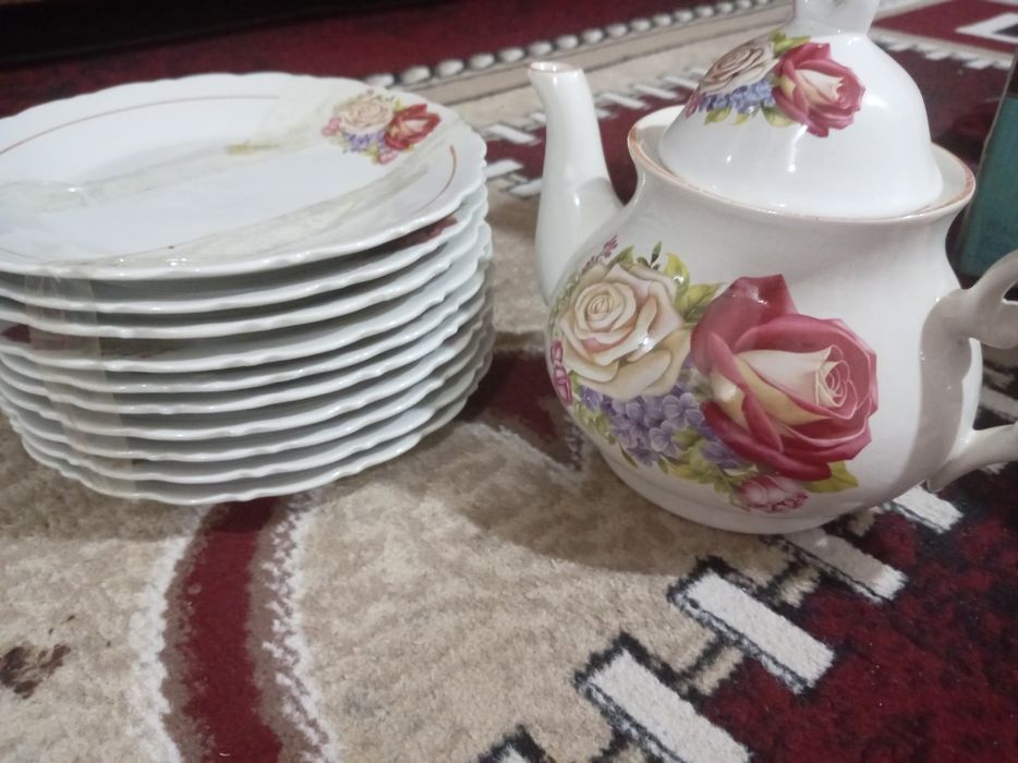 Yangi holatda choynak va tarelka nabori sotiladi