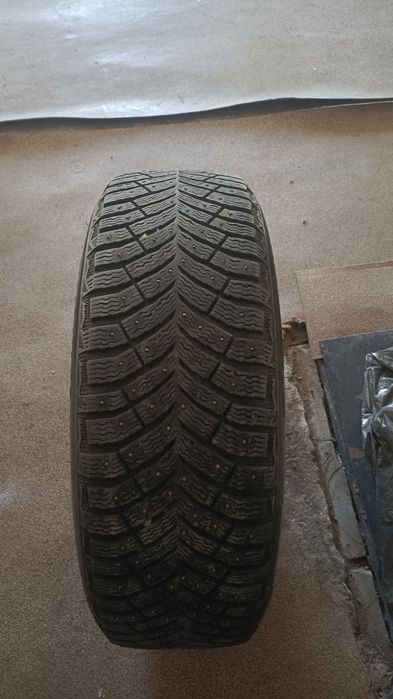 Продам зимние шины с дисками 235х60х18