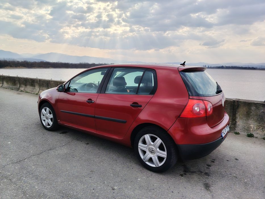 Vând Golf 5. 1,6 benzina