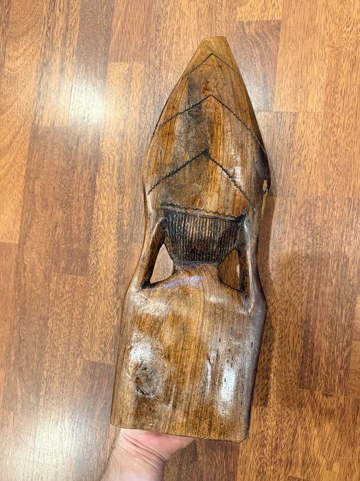 Masca africana din lemn sculptat cu insertie de os