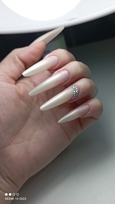 Manichiura cu gel și ojă semi