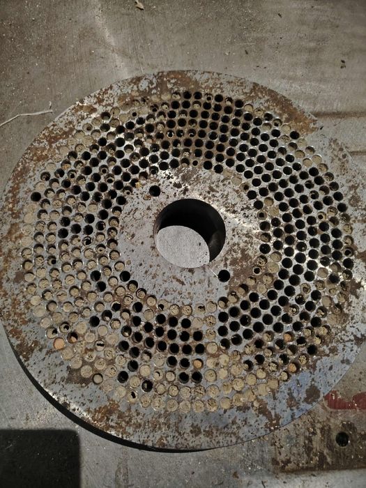 Продавам преса за  пелети с три матрици