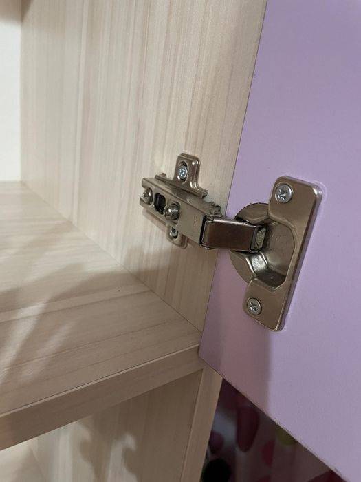 Запазени. Мебели за детска стая в нежно лилав (само гардероб -250лв)