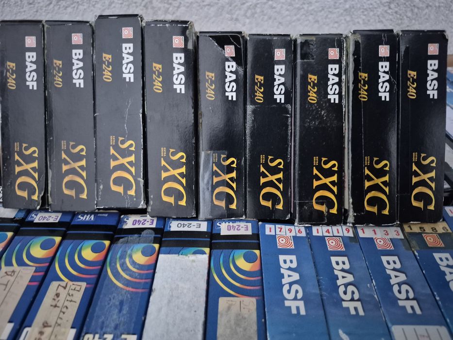 Vând 50 casete video VHS originale Basf de 240 minute cu  filme 


Vân