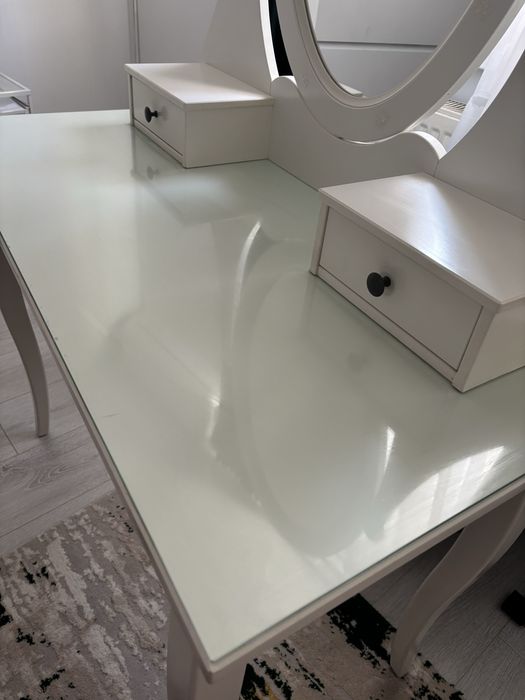 Masuta de machiaj Ikea