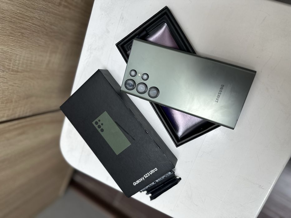 Samsung S23 Ultra с документами