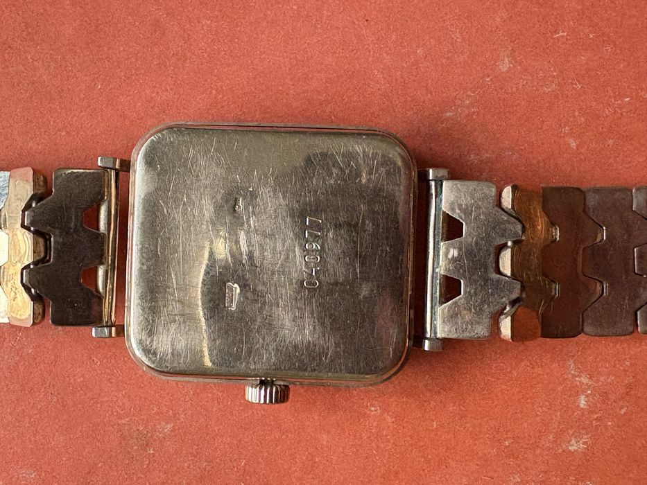 Продам золотые часы.