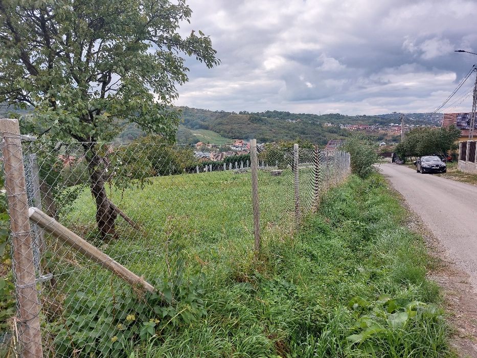 Teren intravilan front 100 m