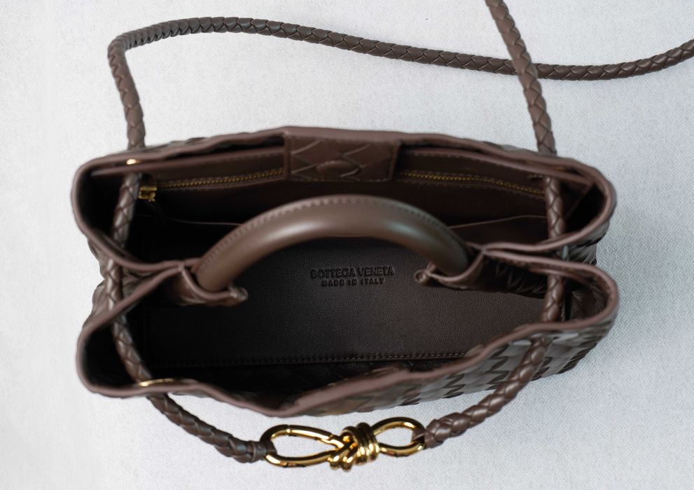 Bottega Veneta Small Andiamo Fondant нова, пълен комплект, реални снимки