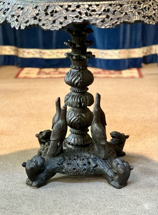 Masă de colecție sculptată manual – piesă rară, vintage