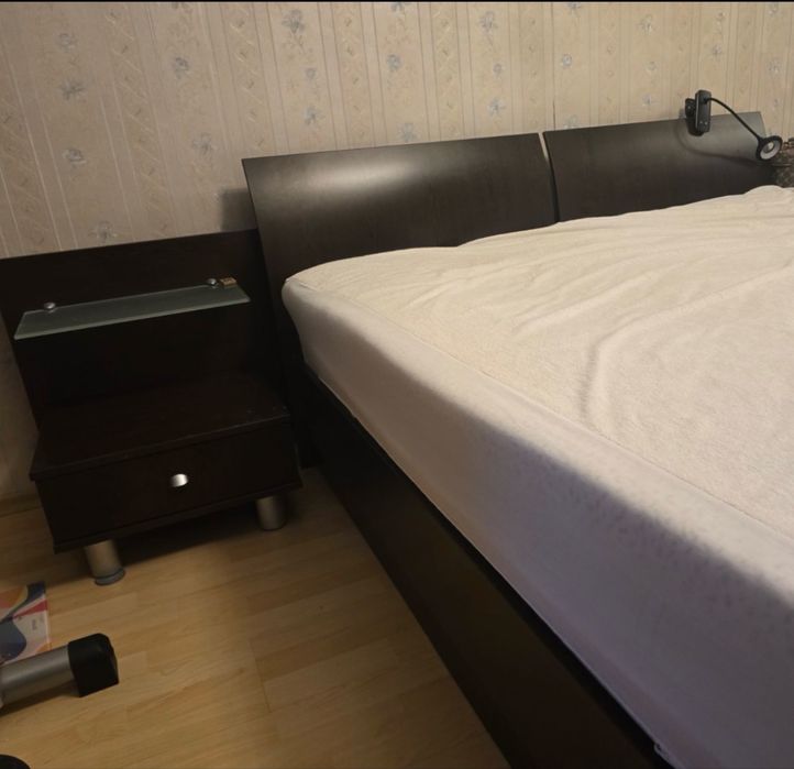 Спалня със скрин и тоалетка с огледало