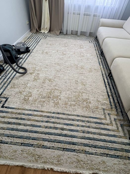 Кілемдер сатылады.