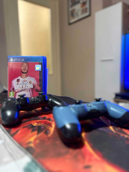 Продавам PS4 с 2 джойстика, 5 игри и бонус ретро конзола. Конзолата е почистена, с фабрични настройки и готова за игра. Всичко е в комплект