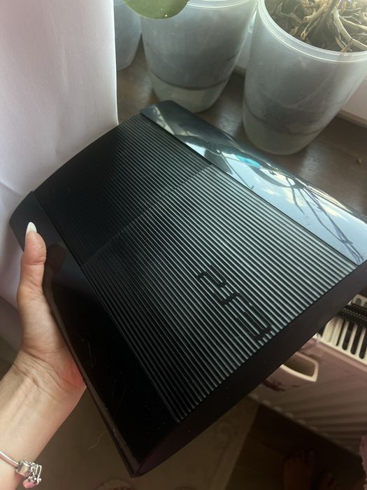 PlayStation 3 Super Slim + controller original Sony + cabluri