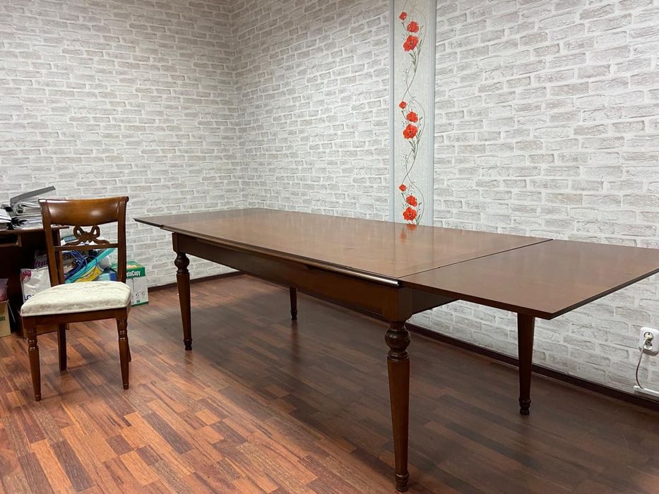 Гостевая мебель. Стол и стулья из дерева