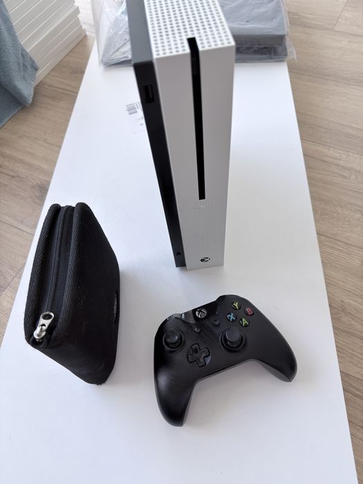 Xbox One S 500GB + Controller Original + 5 Jocuri + Husă CD-uri