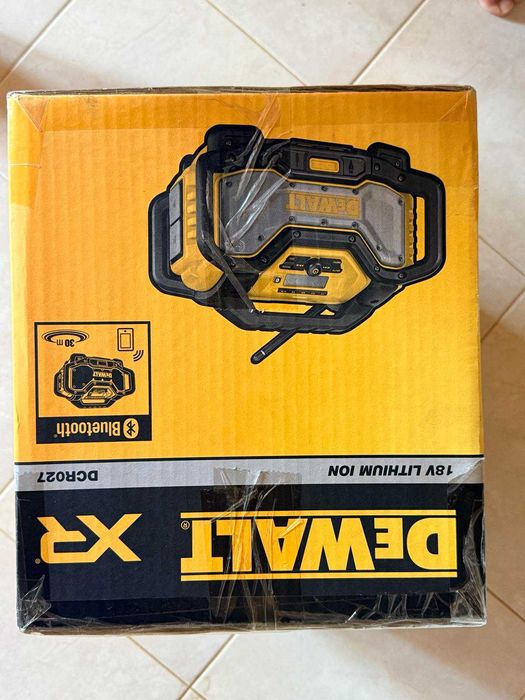 Зарядно устройство с радио DeWALT DCR027