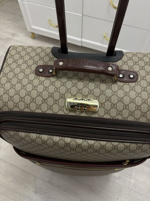 Продам чемодан в отличном качестве