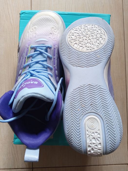 Нови баскетболни маратонки