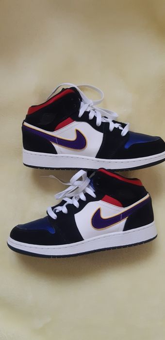 Adidasi Nike Air jordan 1 mid lakers top 3