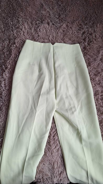 Продавам зелен панталон