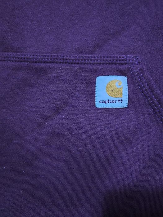 Продавам суичър на фирмата Carhartt.Много приятна и запазена дреха.