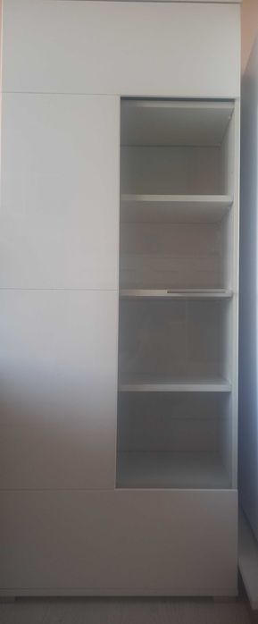 Чисто нова холна витрина бял гланц