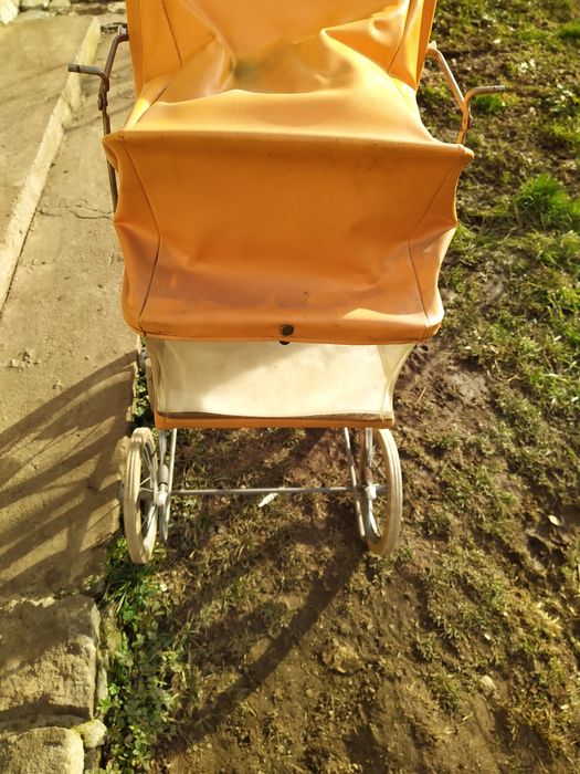 Стари детски кукли и стара детска количка за кукли