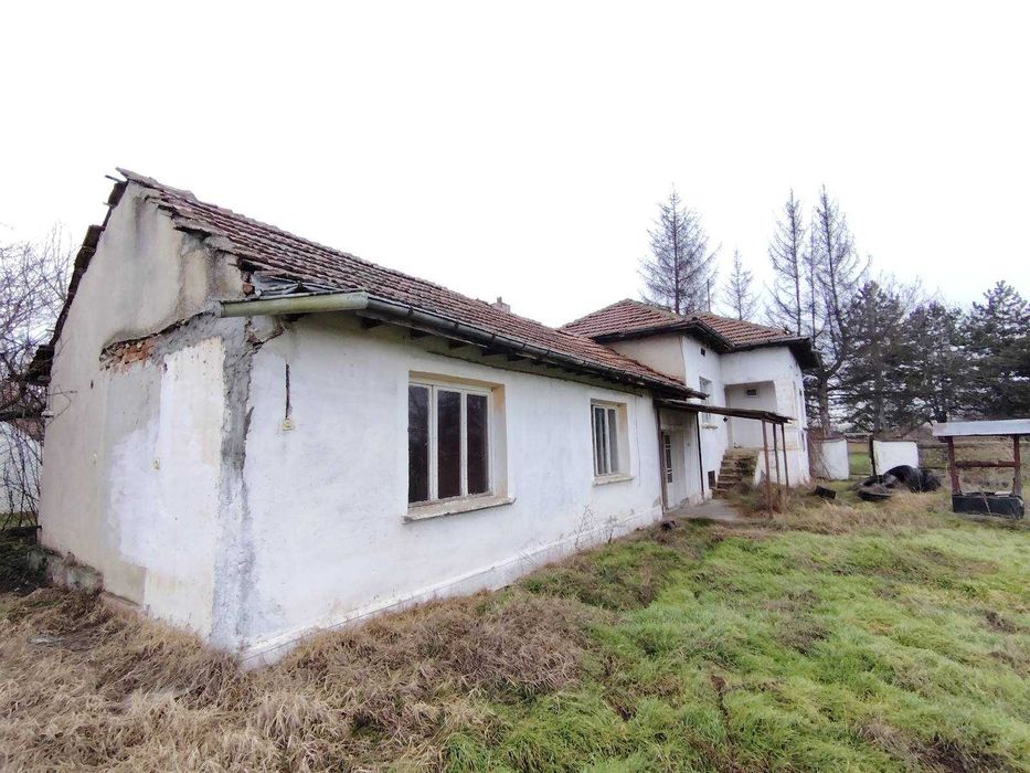 Къща с голямо и равно дворно място в близост до Плевен !