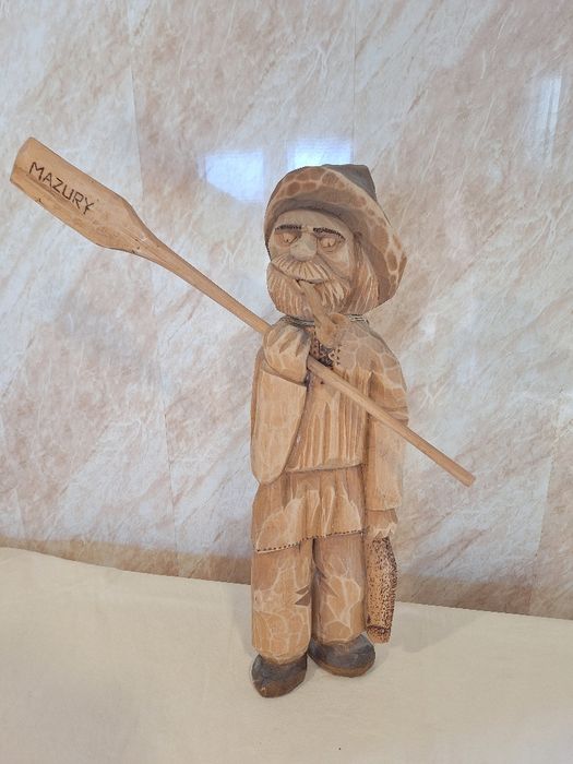 Голяма дървена фигура рибар