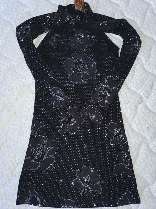 Хит цена! Черна блестяща рокля по тялото