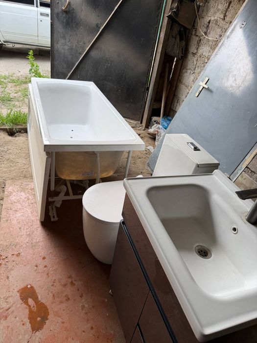 Продам ванну унитаз и тумбочку с раковиной комплект