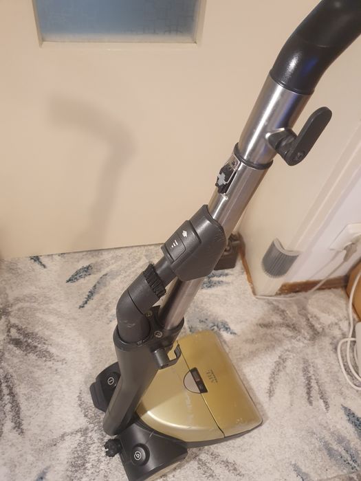 Aspirator Miele Art funcțional cu 16 saci