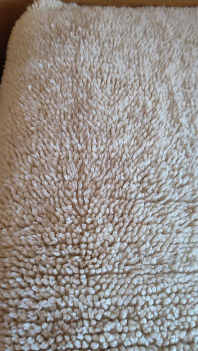 Бели, красиви китеници от чиста вълна