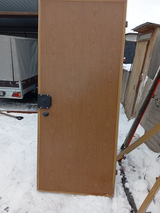 Продам дверь в хорошем состоянии три ключа