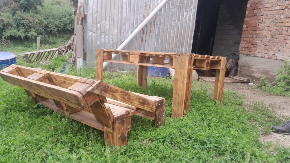 Продаются деревянные стол и стулья!